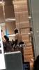 原来詹姆斯陪老婆逛街也会空气投篮🤣