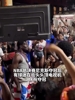 😲民间高手！尼克斯球迷头顶液晶电视转圈庆祝夺冠！